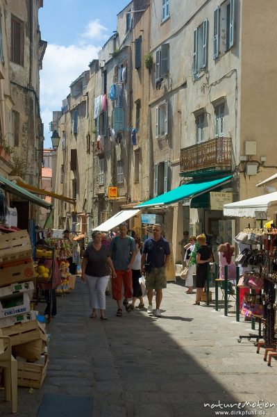 Gasse in der Altstadt von Bonifacio, Touristen, Geschäfte, Korsika, Frankreich