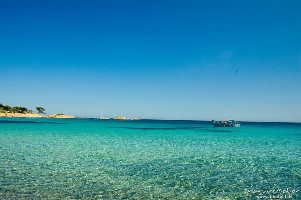 Fischerboot in türkisblauem Wasser, Bucht von Palombaggia, Korsika, Frankreich
