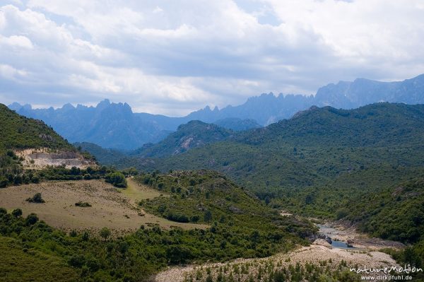 Solenzara-Tal mit Blick auf die Felsformationen der Bavella-Gruppe, Korsika, Frankreich