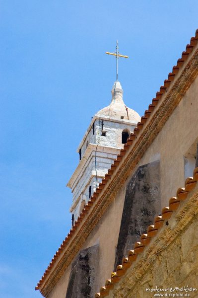 Glockenturm und Seitenschiff, Kirche St. Jean Baptiste, Porto Vecchio, Korsika, Frankreich