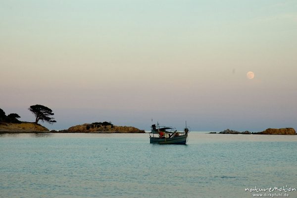 Fischerboot, Felsen und Vollmond, Bcuht von Palombaggia, Korsika, Frankreich