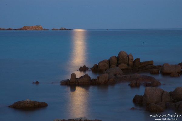 Vollmond über der Bucht von Palombaggia, Felsen und Lichtreflexe, Abenddämmerung, lange Belichtungszeit, Zeitreihe, Korsika, Frankreich