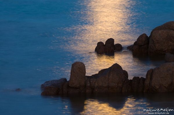 Felsen im Mondlicht, Lichtreflexe auf dem Wasser, Bucht von Palombaggia, Abenddämmerung, lange Belic, Korsika, Frankreich