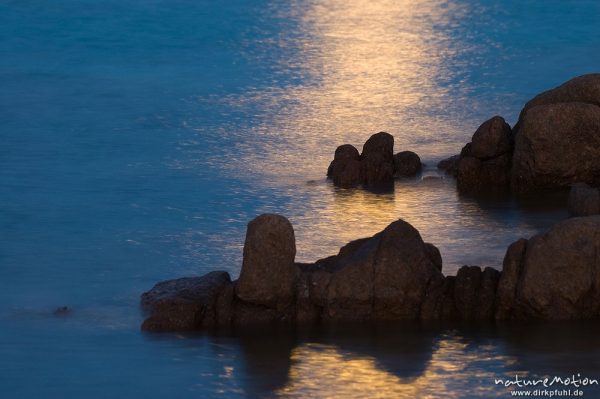 Felsen im Mondlicht, Lichtreflexe auf dem Wasser, Bucht von Palombaggia, Abenddämmerung, lange Belichtungszeit, Zeitreihe, Korsika, Frankreich