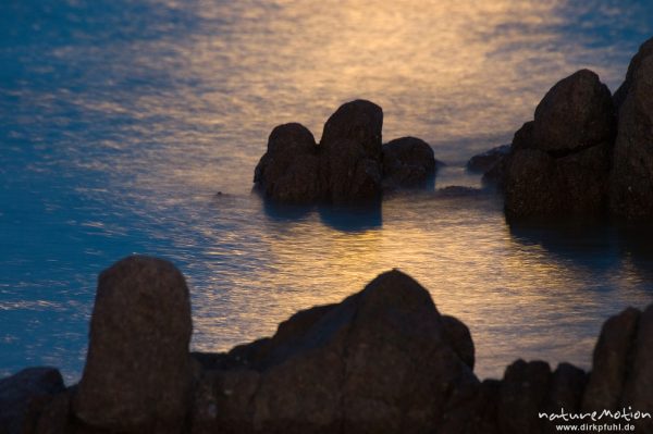 Felsen im Mondlicht, Lichtreflexe auf dem Wasser, Bucht von Palombaggia, Abenddämmerung, lange Belic, Korsika, Frankreich