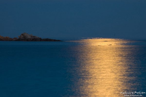 Mondlicht auf dem Meer, Felsen, Bucht von Palombaggia, Korsika, Frankreich