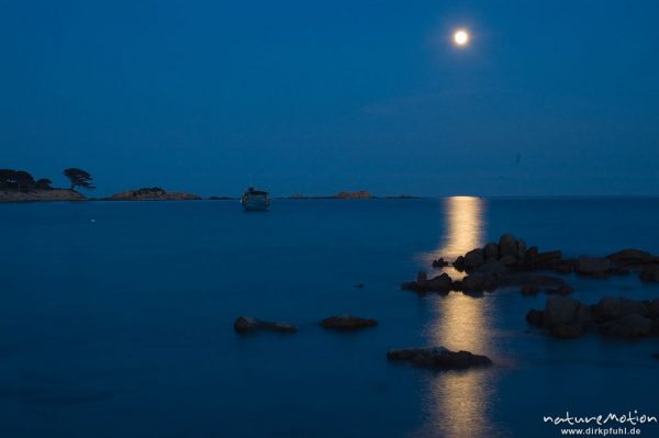 Vollmond über der Bucht von Palombaggia, Felsen und Lichtreflexe, Abenddämmerung, lange Belichtungsz, Korsika, Frankreich