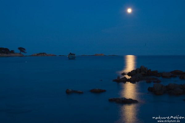 Vollmond über der Bucht von Palombaggia, Felsen und Lichtreflexe, Abenddämmerung, lange Belichtungszeit, Zeitreihe, Korsika, Frankreich