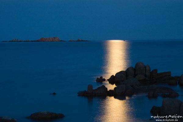 Vollmond über der Bucht von Palombaggia, Felsen und Lichtreflexe, Abenddämmerung, lange Belichtungszeit, Zeitreihe, Korsika, Frankreich