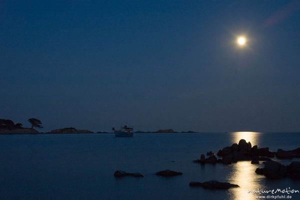Vollmond über der Bucht von Palombaggia, Felsen und Lichtreflexe, Abenddämmerung, lange Belichtungszeit, Korsika, Frankreich