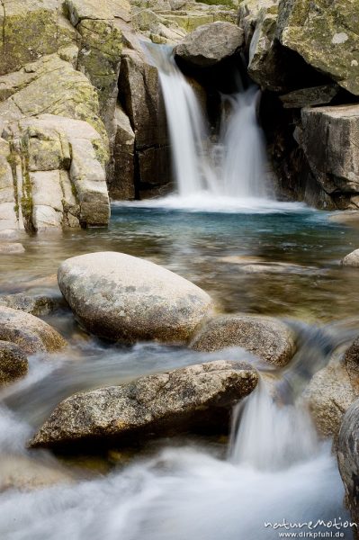 Wasserfall und Gebirgsbach, Restonica-Tal, Korsika, Frankreich