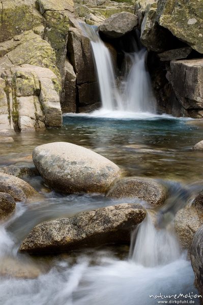 Wasserfall und Gebirgsbach, Restonica-Tal, Korsika, Frankreich
