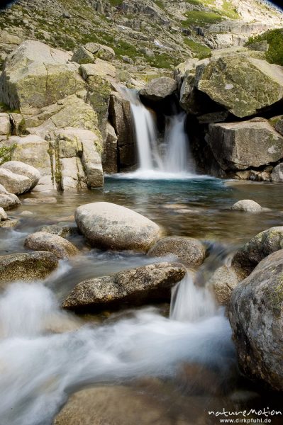 Wasserfall und Gebirgsbach, Restonica-Tal, Korsika, Frankreich