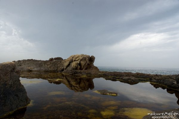 Felsenküste bei Bodri, Gezeitenbecken, Wolken, Korsika, Frankreich