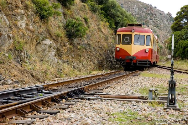 Schmalspurbahn, Diesellok, Einfahrt Bahnhof von Ile Rousse, Korsika, Frankreich