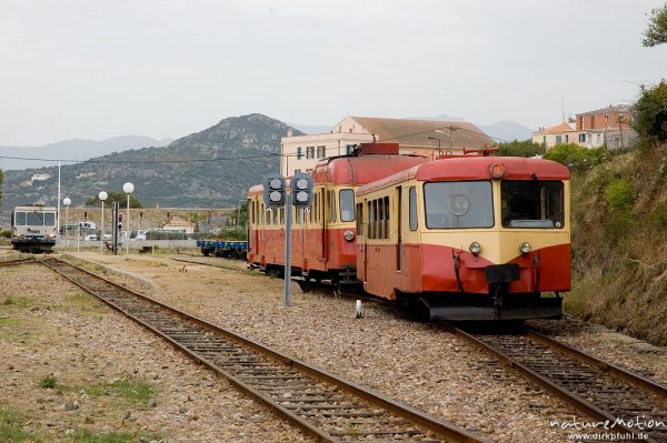Schmalspurbahn, Diesellok, Einfahrt Bahnhof von Ile Rousse, Korsika, Frankreich