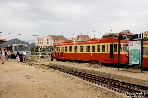 Schmalspurbahn, Diesellok, Einfahrt Bahnhof von Ile Rousse, Korsika, Frankreich