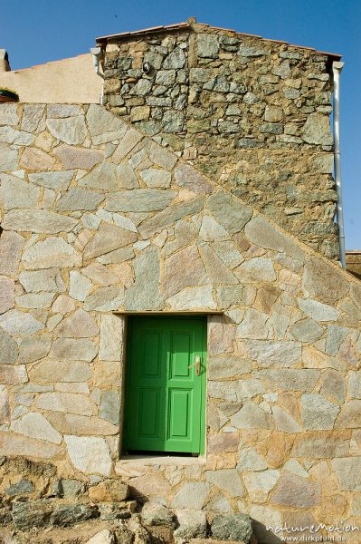 Fassade mit Tür, St. Antonino, Korsika, Frankreich