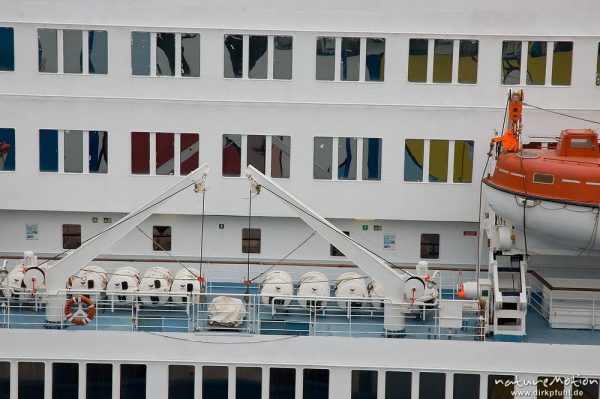 Rettungsboot und Kräne, Fährschiff, Hafen von Bastia, Korsika, Frankreich