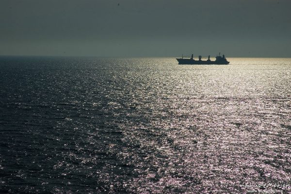 Stückgutfrachter im Abendlicht, Bucht von Genua, Genua, Italien