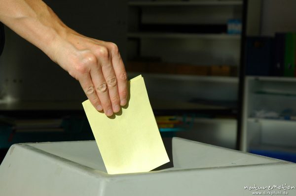 Abgabe eines Wahlzettels in die Wahlurne, Wahl des Oberbürgermeisters für Göttingen, Göttingen, Deutschland