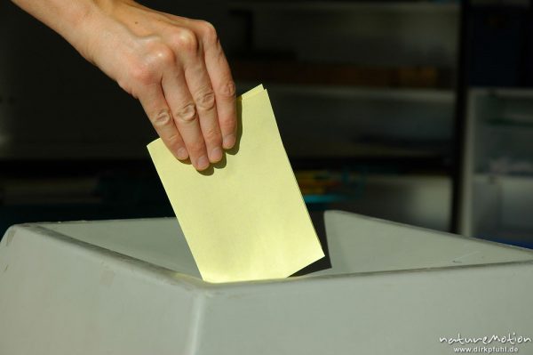 Abgabe eines Wahlzettels in die Wahlurne, Wahl des Oberbürgermeisters für Göttingen, Göttingen, Deutschland