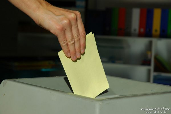 Abgabe eines Wahlzettels in die Wahlurne, Wahl des Oberbürgermeisters für Göttingen, Göttingen, Deutschland