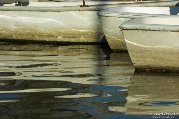 Bootsrümpfe und Wasserspiegelungen, Kiessee, Göttingen, Deutschland