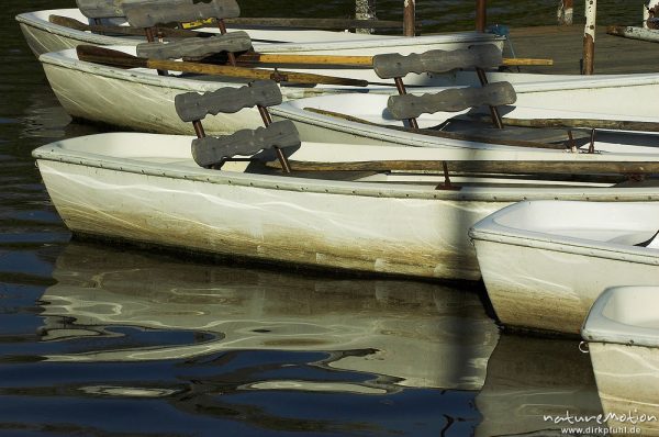 Bootsrümpfe und Wasserspiegelungen, Kiessee, Göttingen, Deutschland