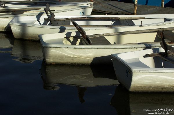 Bootsrümpfe und Wasserspiegelungen, Kiessee, Göttingen, Deutschland