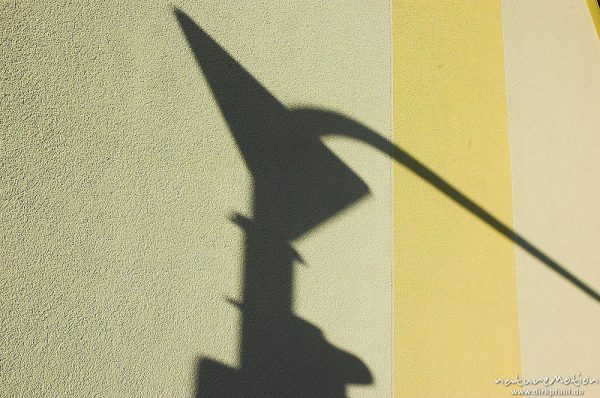 Schatten einer Ampelanlage auf hellgelber Hauswand, Danziger Straße, Göttingen, Deutschland