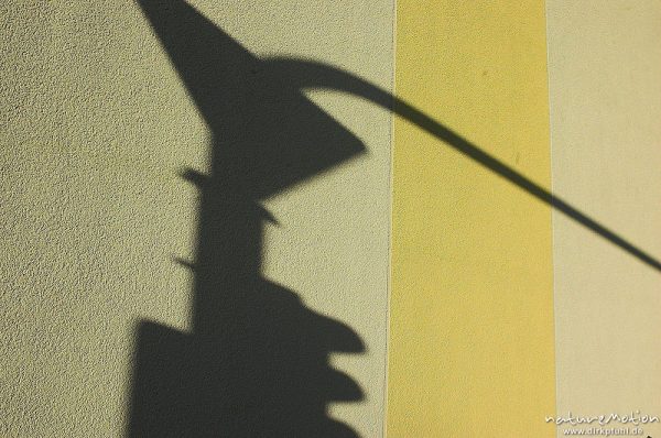 Schatten einer Ampelanlage auf hellgelber Hauswand, Danziger Straße, Göttingen, Deutschland