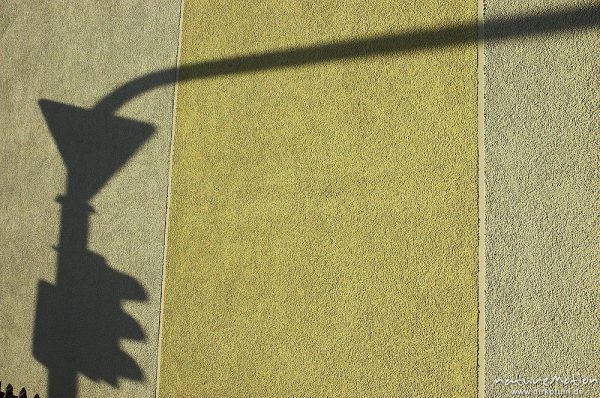 Schatten einer Ampelanlage auf hellgelber Hauswand, Danziger Straße, Göttingen, Deutschland