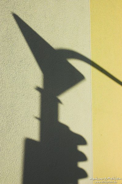 Schatten einer Ampelanlage auf hellgelber Hauswand, Danziger Straße, Göttingen, Deutschland