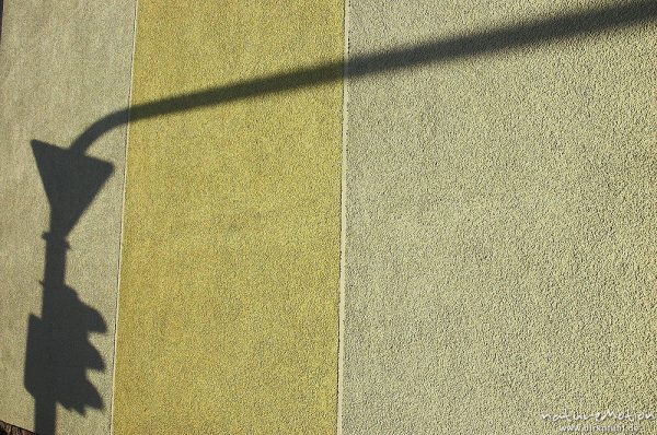 Schatten einer Ampelanlage auf hellgelber Hauswand, Danziger Straße, Göttingen, Deutschland