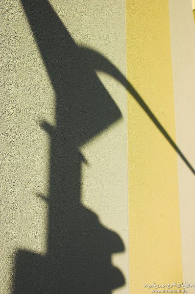 Schatten einer Ampelanlage auf hellgelber Hauswand, Danziger Straße, Göttingen, Deutschland