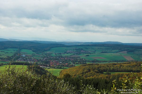 Schedetal und Scheden, im Hintergrund Weserbergland mit Rheinhardswald, Hoher Hagen, Deutschland