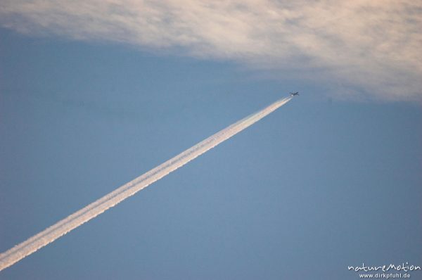 Flugzeug mit Kondensstreifen, Göttingen, Deutschland