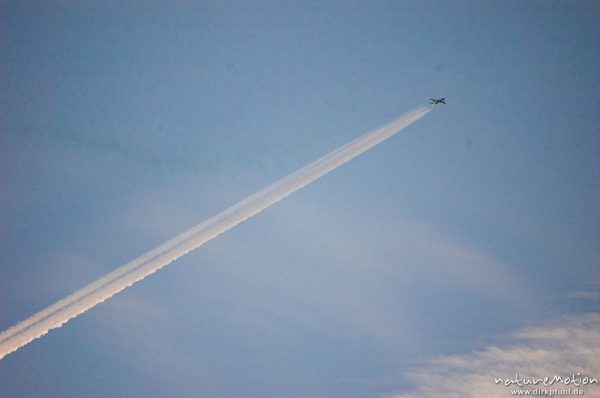 Flugzeug mit Kondensstreifen, Göttingen, Deutschland