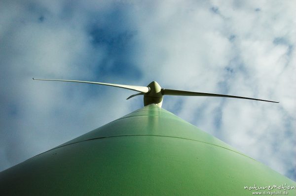 Windrad vor bewölktem Himmel, Diemarden, Göttingen, Deutschland