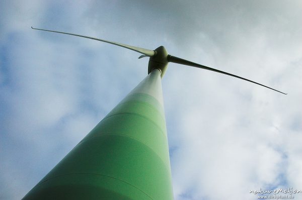 Windrad vor bewölktem Himmel, Diemarden, Göttingen, Deutschland