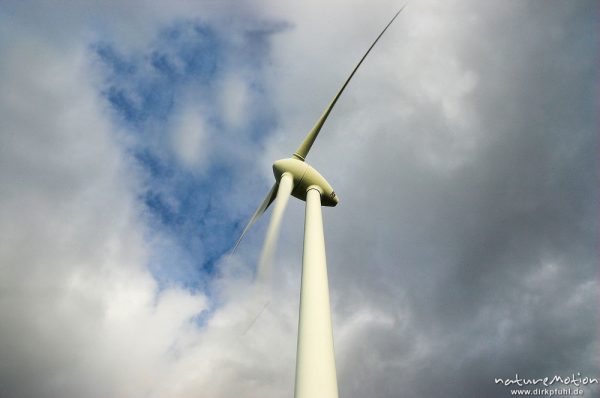 Windrad vor bewölktem Himmel, Diemarden, Göttingen, Deutschland