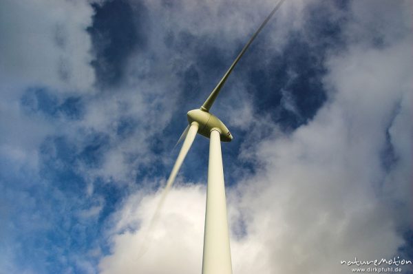 Windrad vor bewölktem Himmel, Diemarden, Göttingen, Deutschland