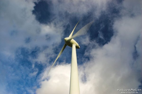 Windrad vor bewölktem Himmel, Diemarden, Göttingen, Deutschland