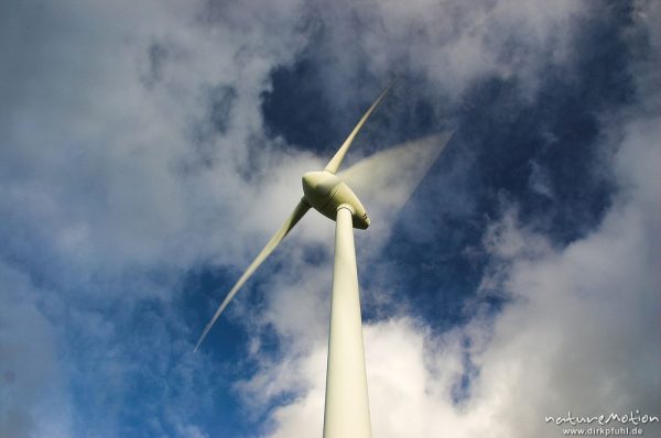 Windrad vor bewölktem Himmel, Diemarden, Göttingen, Deutschland