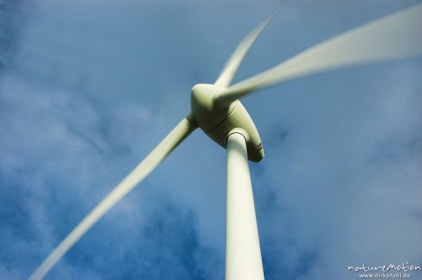 Windrad vor bewölktem Himmel, Diemarden, Göttingen, Deutschland