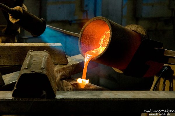 Gießen des flüssigen Silbers in Gußform, Giesserei Kessel, Pforzheim, Ofenplatten "Hurraxdax", Pforzheim, Deutschland