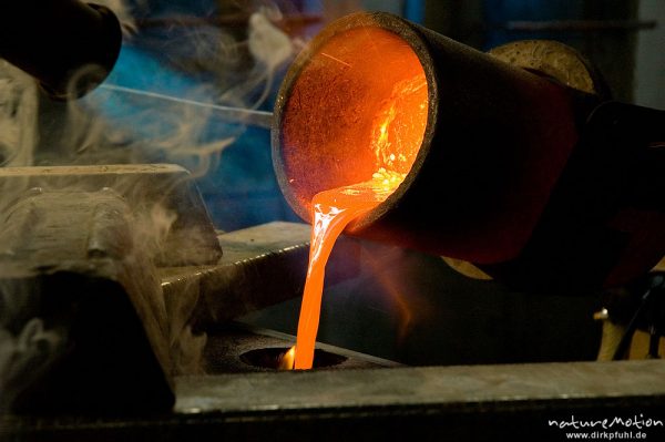 Gießen des flüssigen Silbers in Gußform, Giesserei Kessel, Pforzheim, Ofenplatten "Hurraxdax", Pforzheim, Deutschland