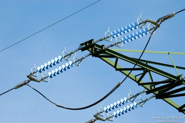 Hochspannungsleitung mit Isolatoren, Witzenhausen, Deutschland