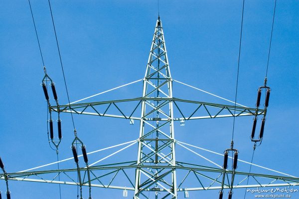 Mast einer Hochspannungsleitung mit Isolatoren, Witzenhausen, Deutschland